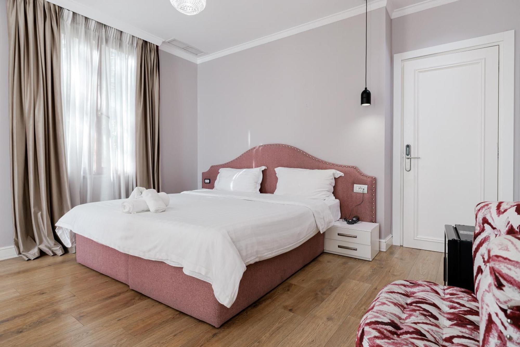 Boutique Hotel Whisky Tirana Bagian luar foto
