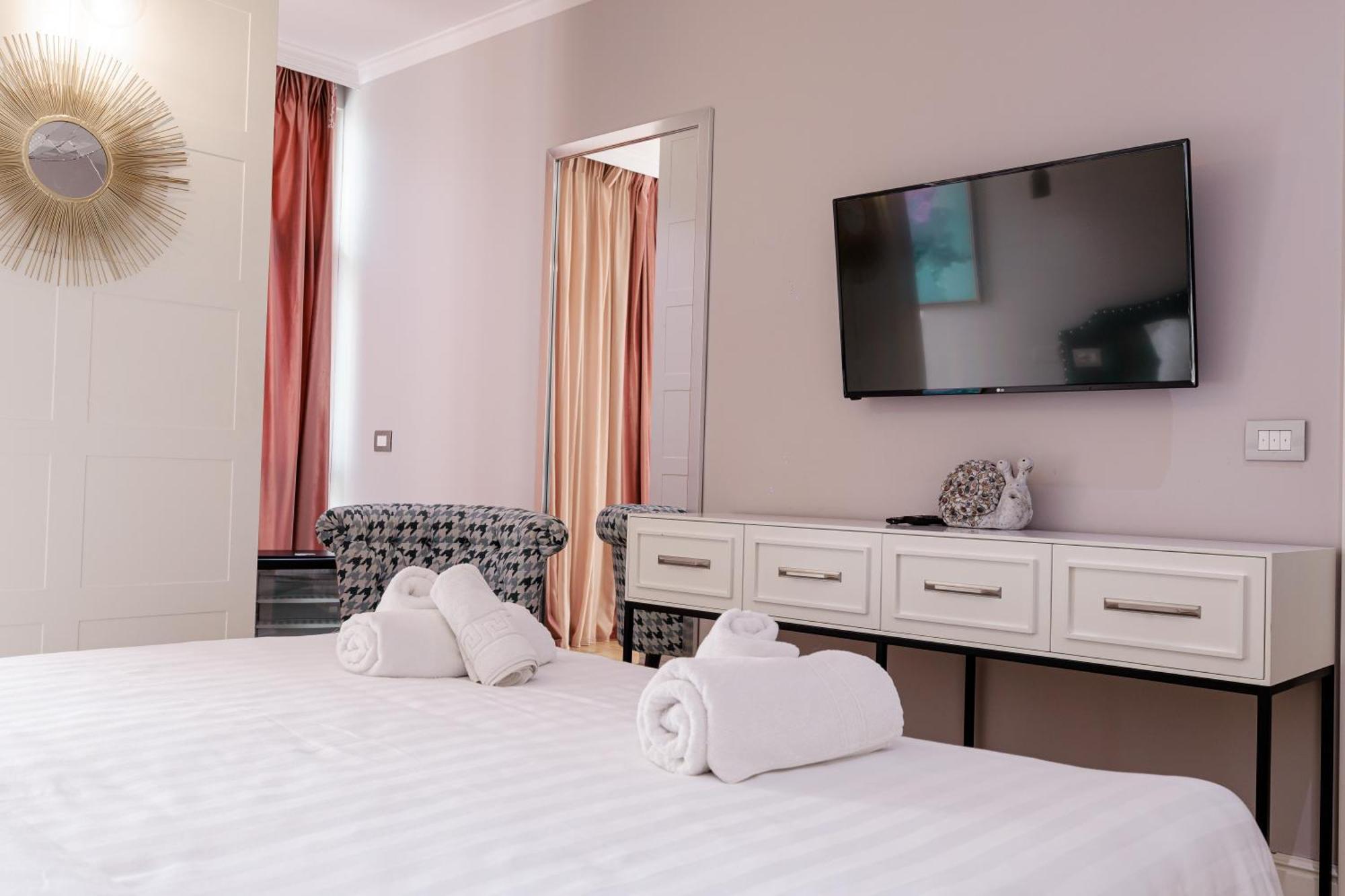 Boutique Hotel Whisky Tirana Bagian luar foto